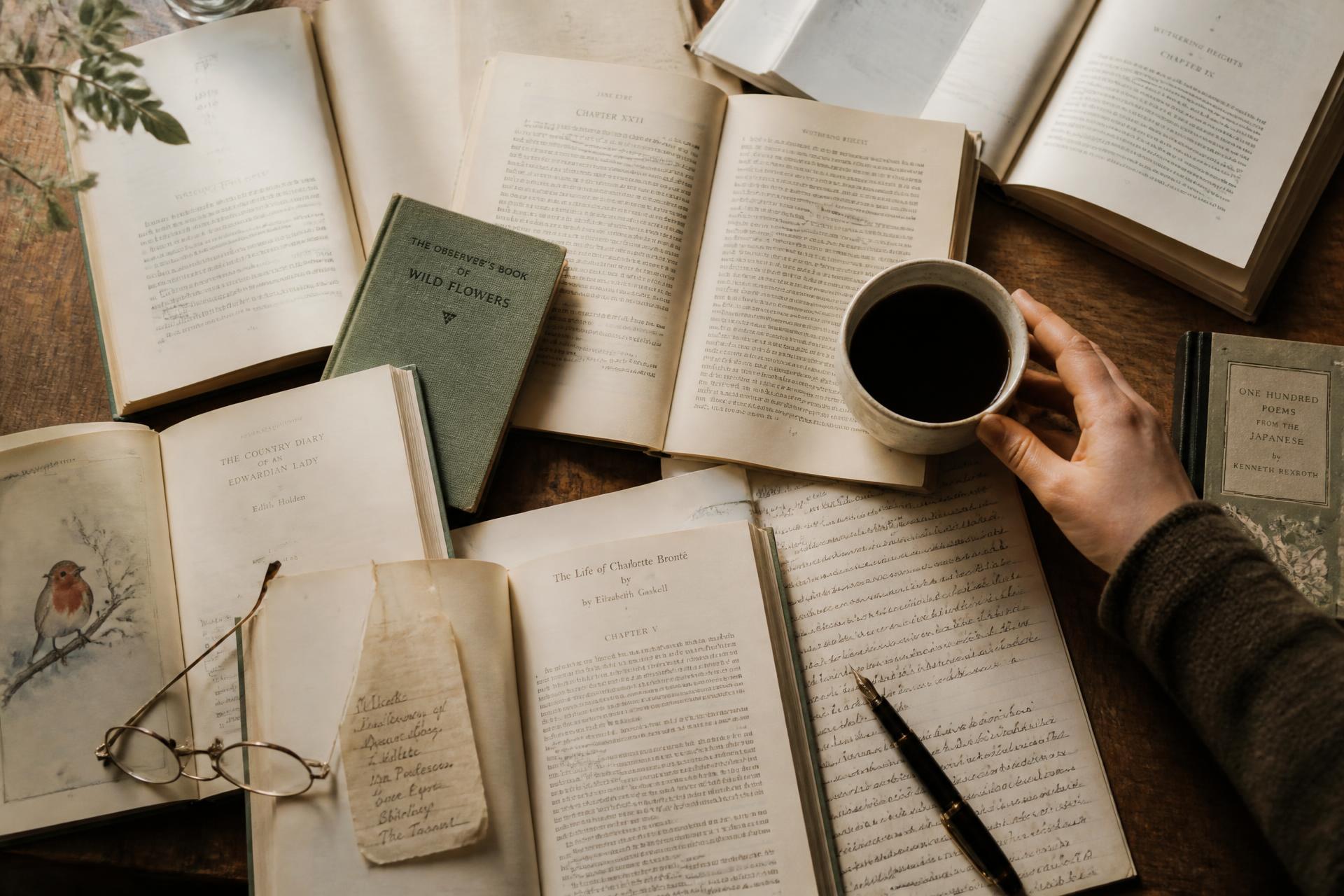 Caderno de leitura aberto com anotações